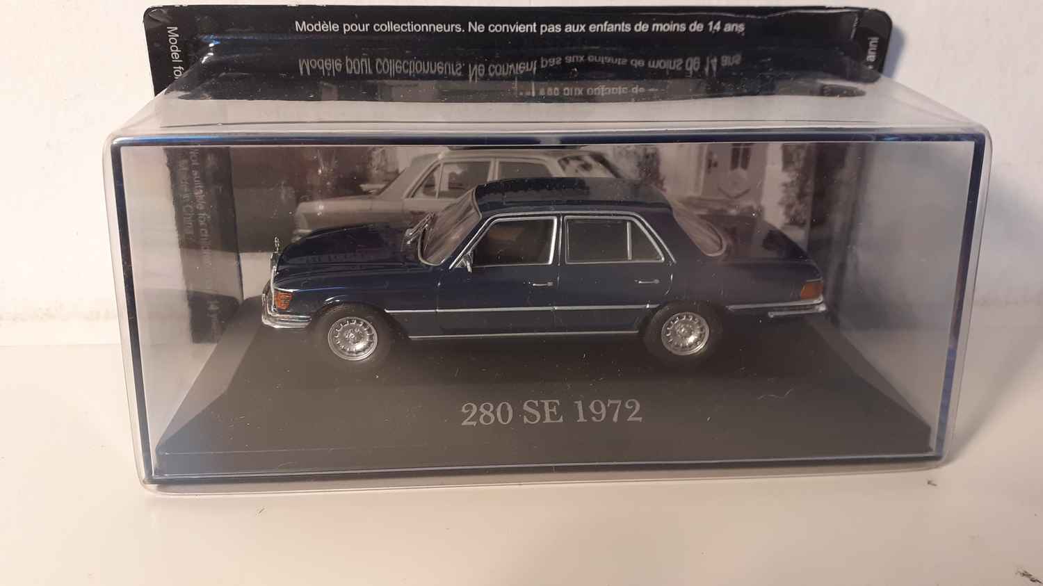 Mercedes 280 SE bleu de 1972