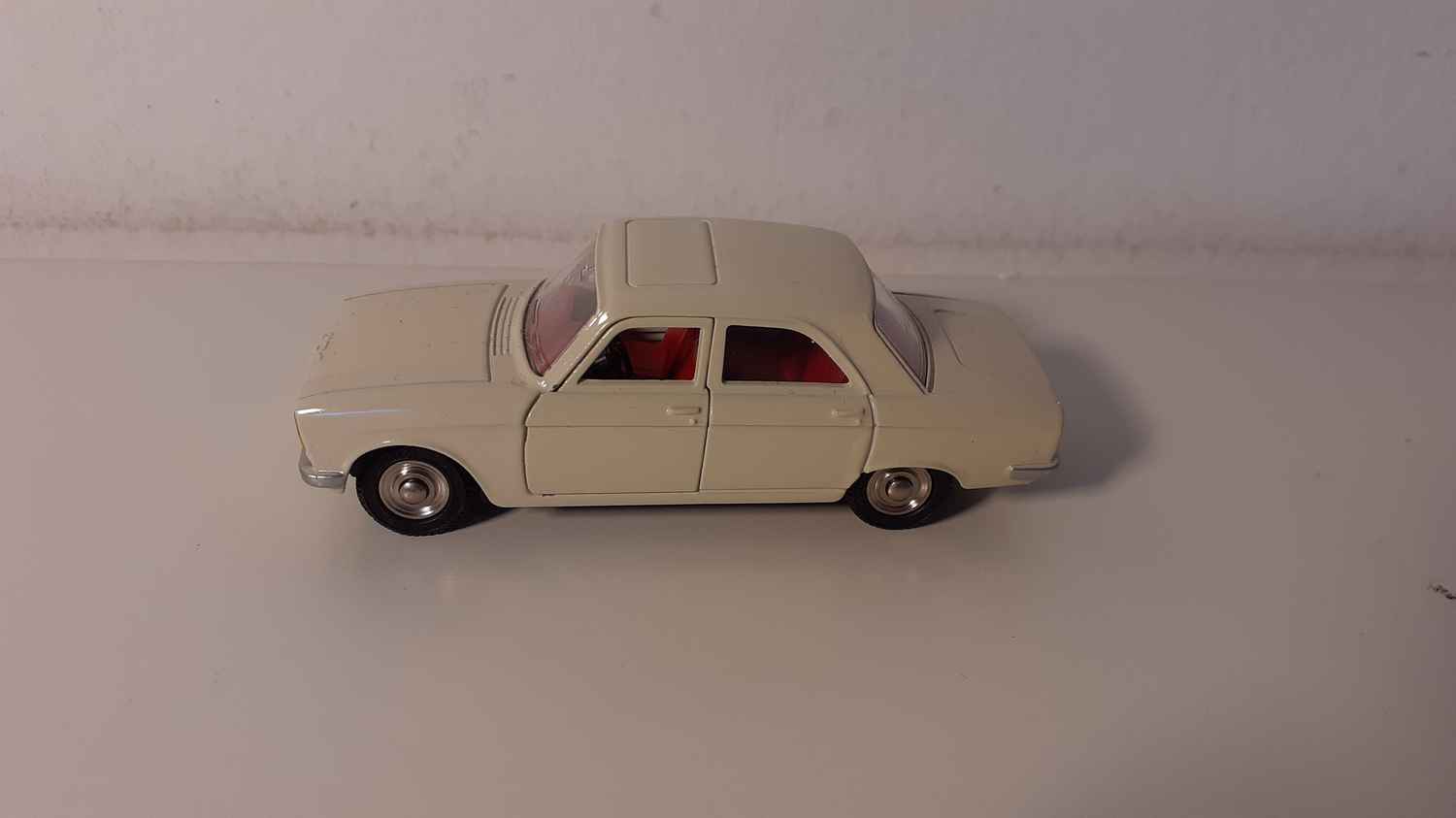 Peugeot 304 beige / crème Dinky-Toys (Editions atlas)