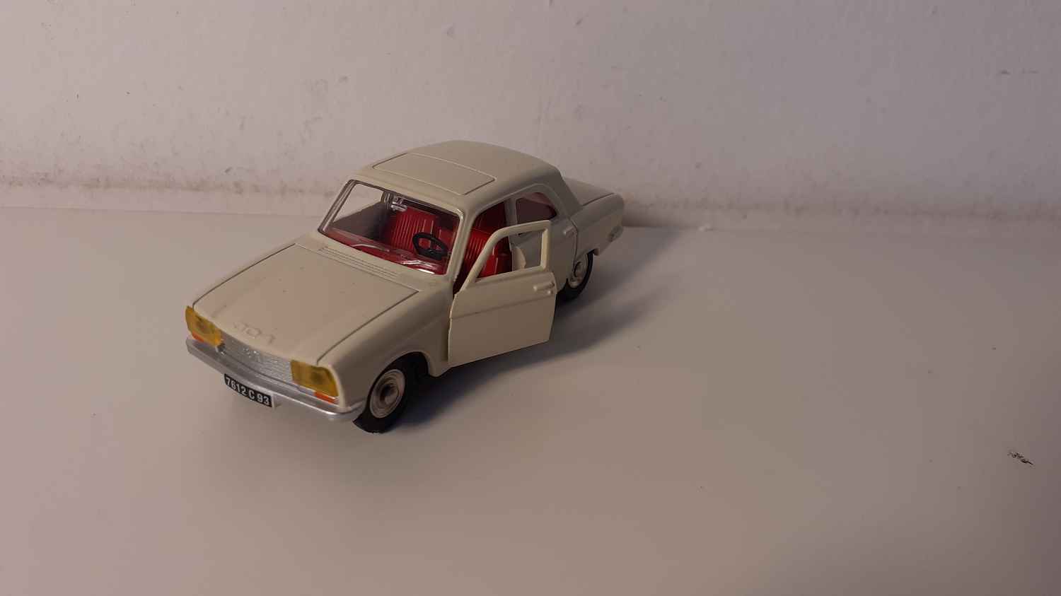 Peugeot 304 beige / crème Dinky-Toys (Editions atlas)