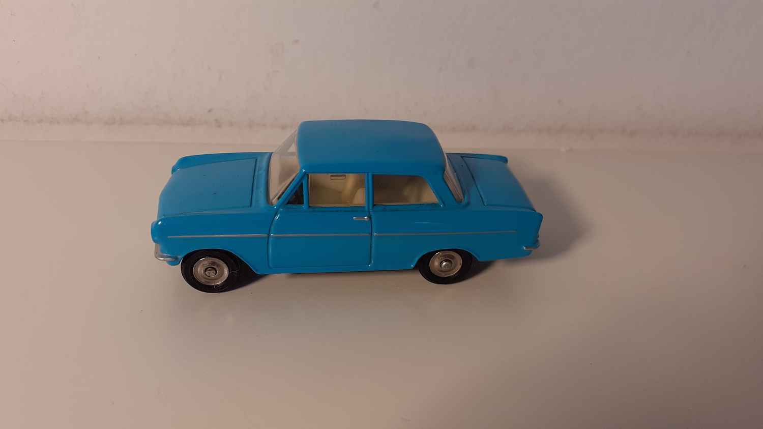 Opel Kadett bleue Dinky-Toys (Editions Atlas)