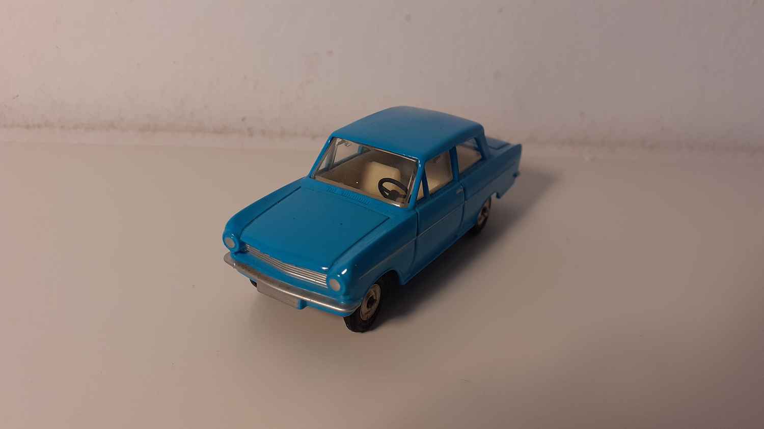 Opel Kadett bleue Dinky-Toys (Editions Atlas)