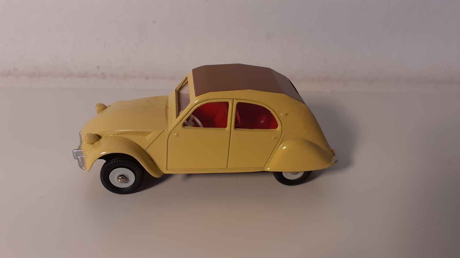 Citroën 2CV jaune et toit marron Dinky-Toys (Editions Atlas)