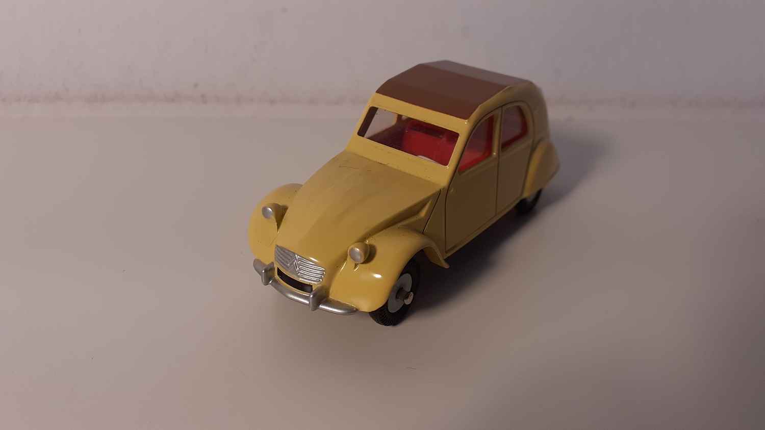 Citroën 2CV jaune et toit marron Dinky-Toys (Editions Atlas)