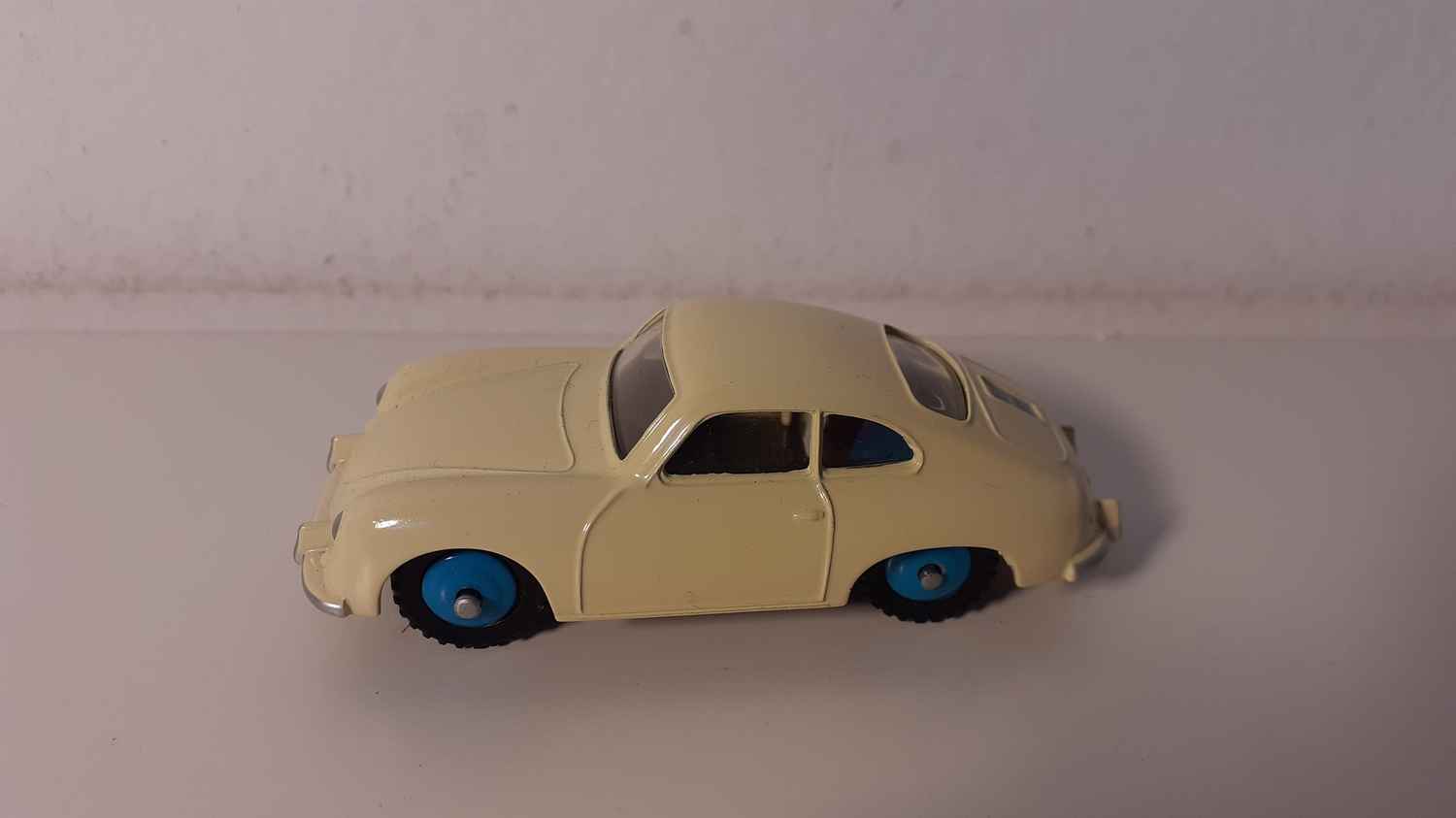 Porsche 356A couleur crème Dinky-toys (Editions Atlas)