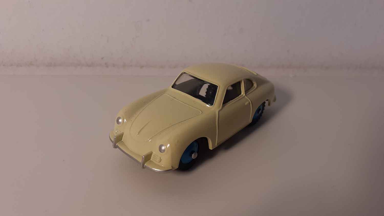 Porsche 356A couleur crème Dinky-toys (Editions Atlas)