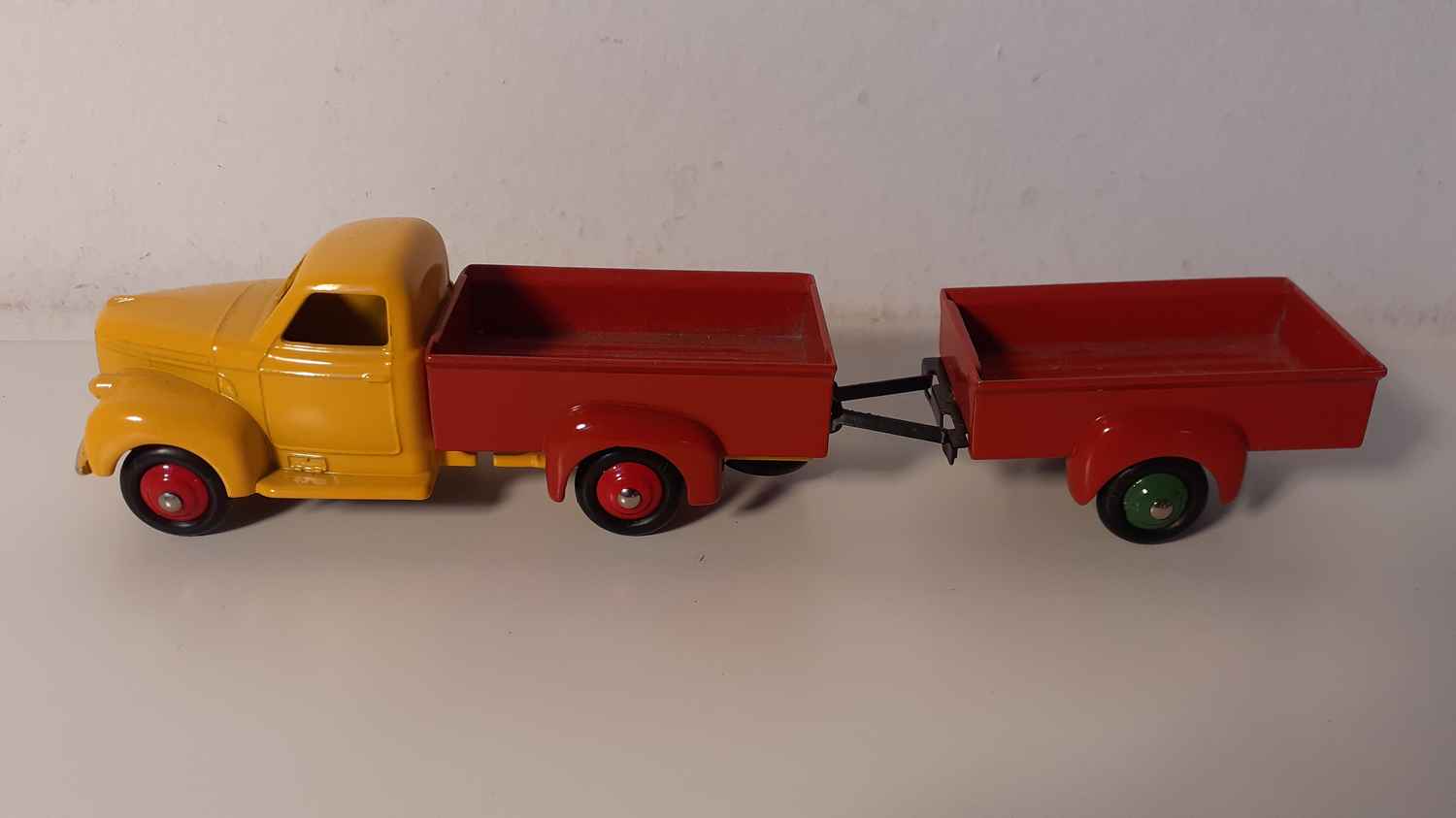 Camion rouge et cabine jaune avec remorque rouge Dinky-Toys (Editions Atlas)