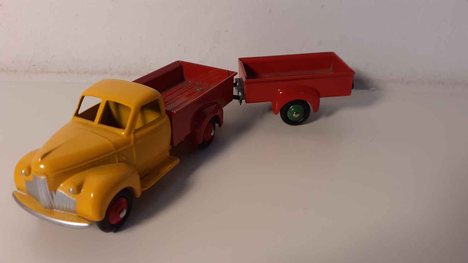 Camion rouge et cabine jaune avec remorque rouge Dinky-Toys (Editions Atlas)