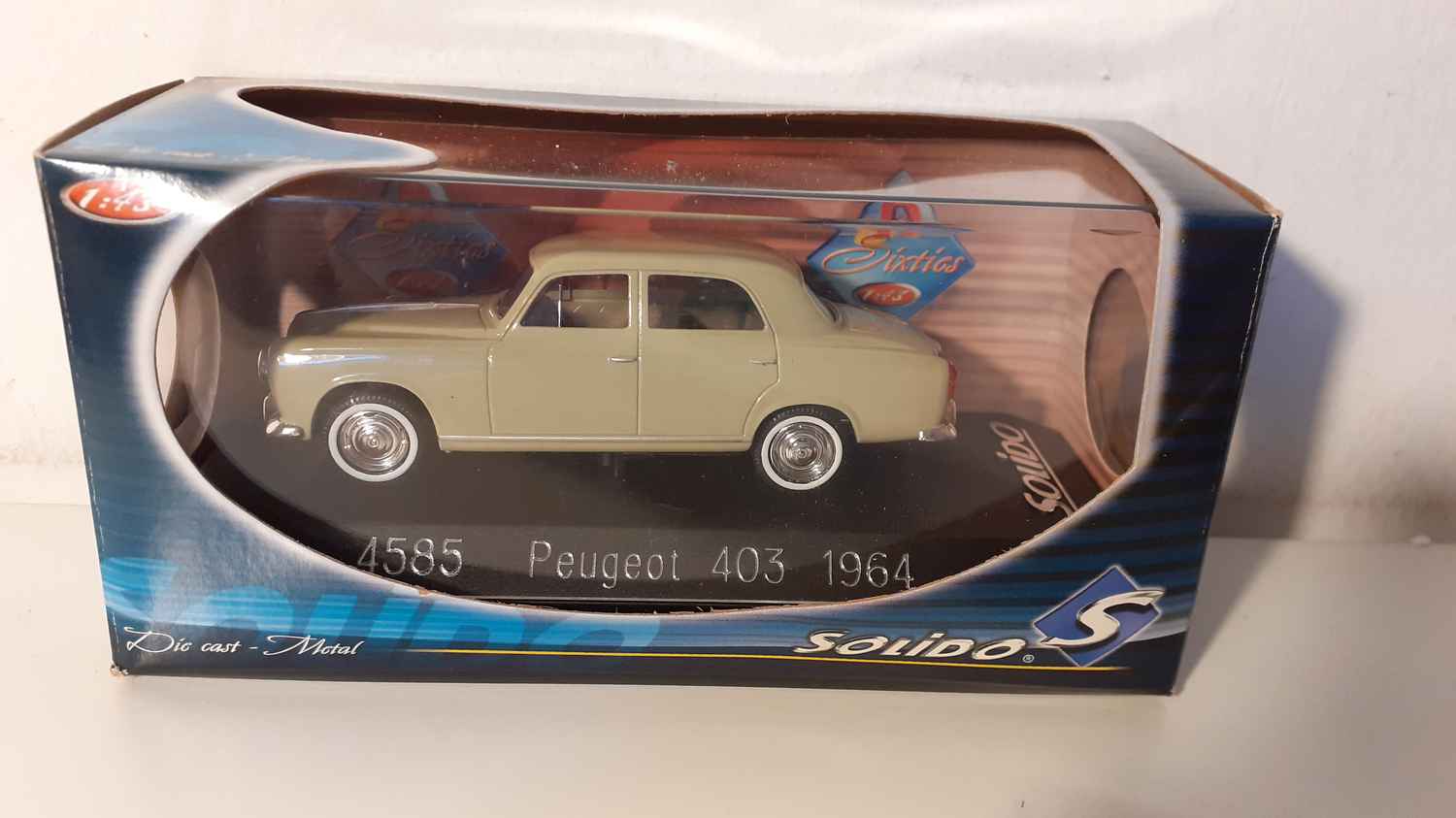 Peugeot 403 berline marron clair de 1964 (Solido N°4585)