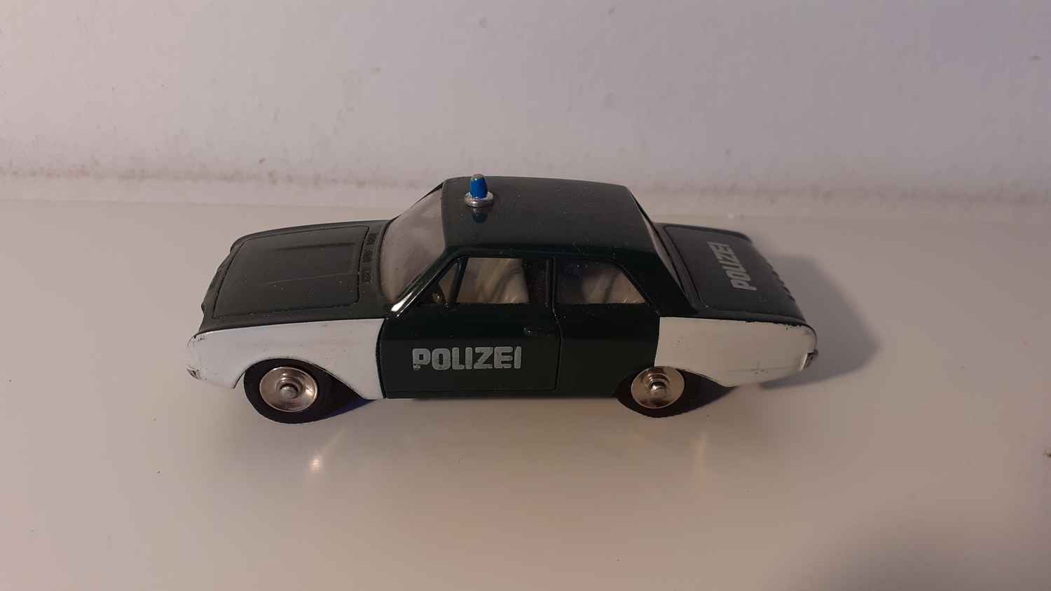 Ford Taunus verte foncée et blanche police italienne Dinky-Toys (Editions Atlas)