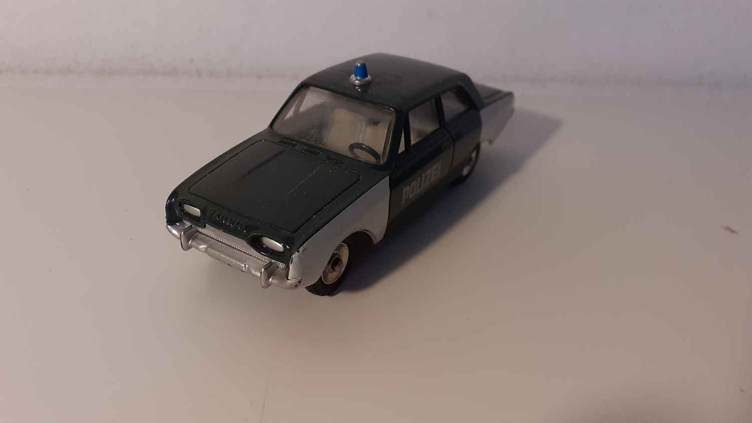 Ford Taunus verte foncée et blanche police italienne Dinky-Toys (Editions Atlas)