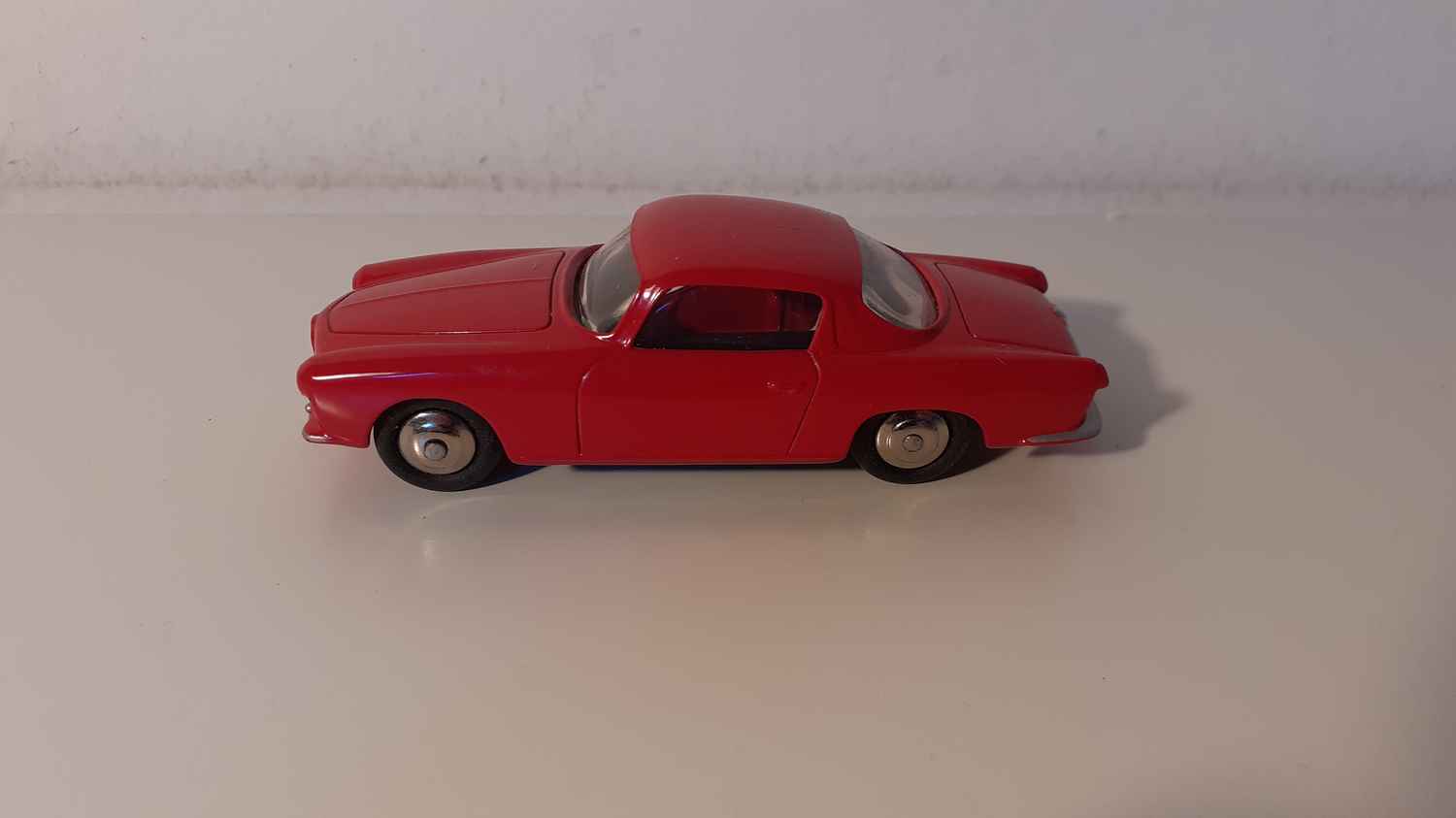 Alfa Roméo coupé rouge Dinky-Toys (Editions Atlas)