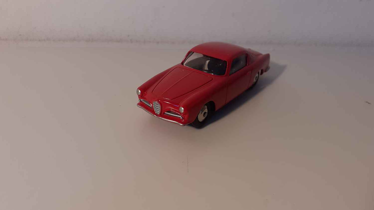 Alfa Roméo coupé rouge Dinky-Toys (Editions Atlas)