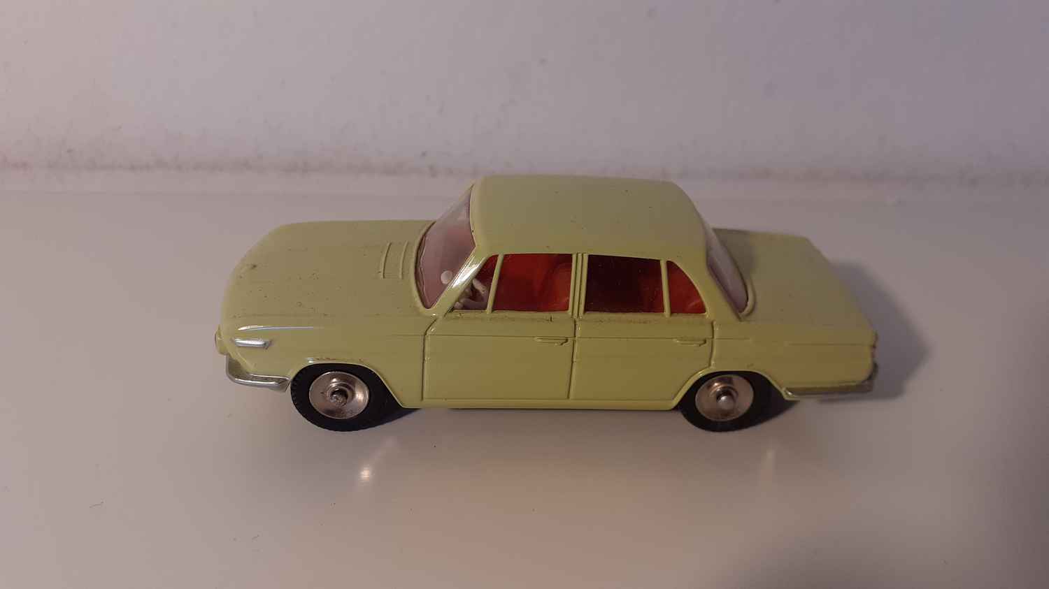 BMW 1500 jaune pâle Dinky-Toys (Editions Atlas)