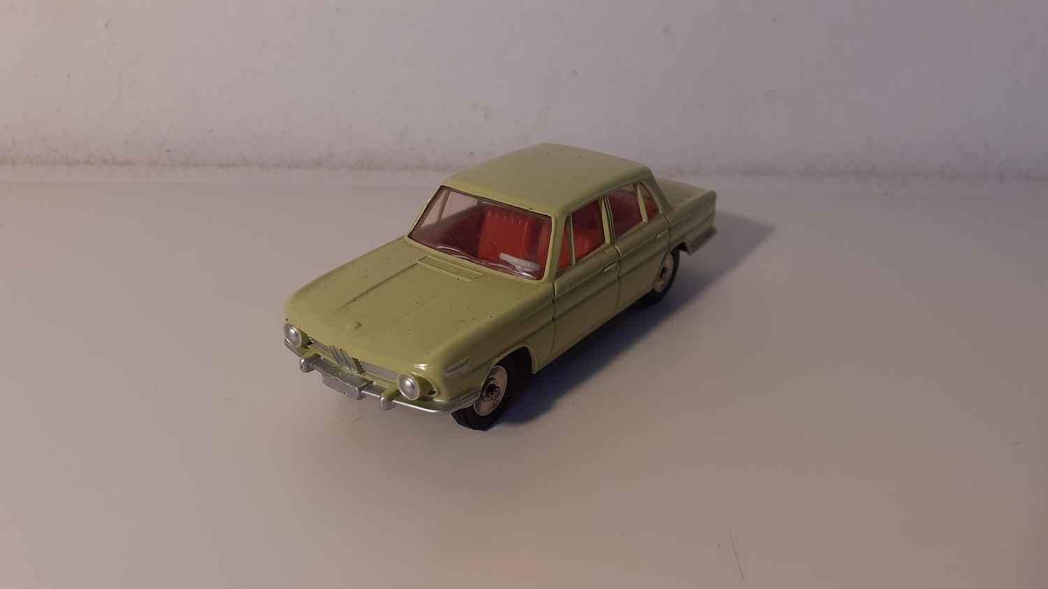 BMW 1500 jaune pâle Dinky-Toys (Editions Atlas)