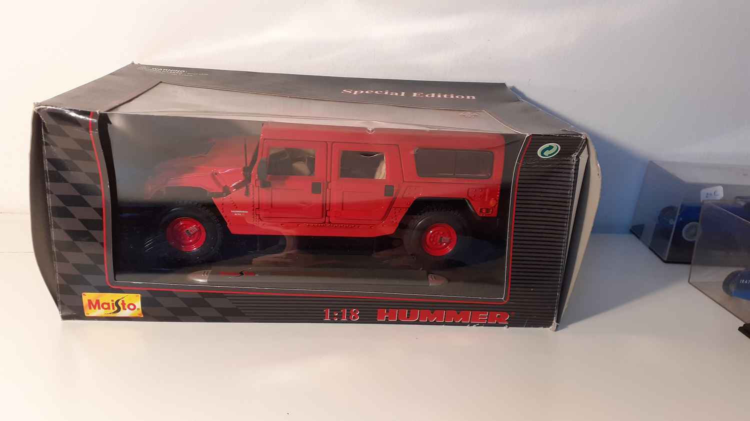 Hummer (station wagon) rouge (échelle 1/18ème)