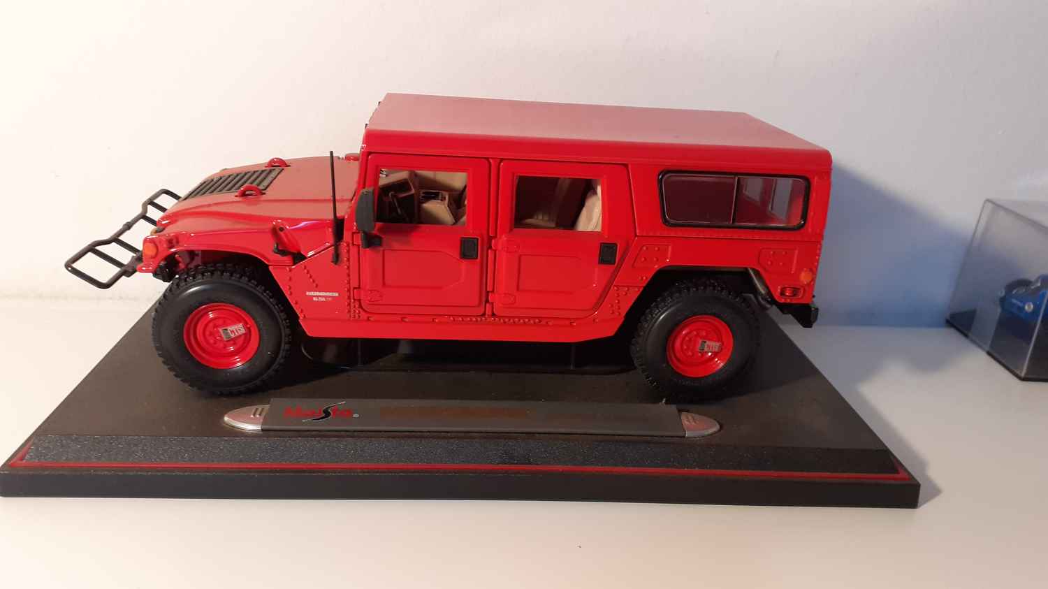 Hummer (station wagon) rouge (échelle 1/18ème)