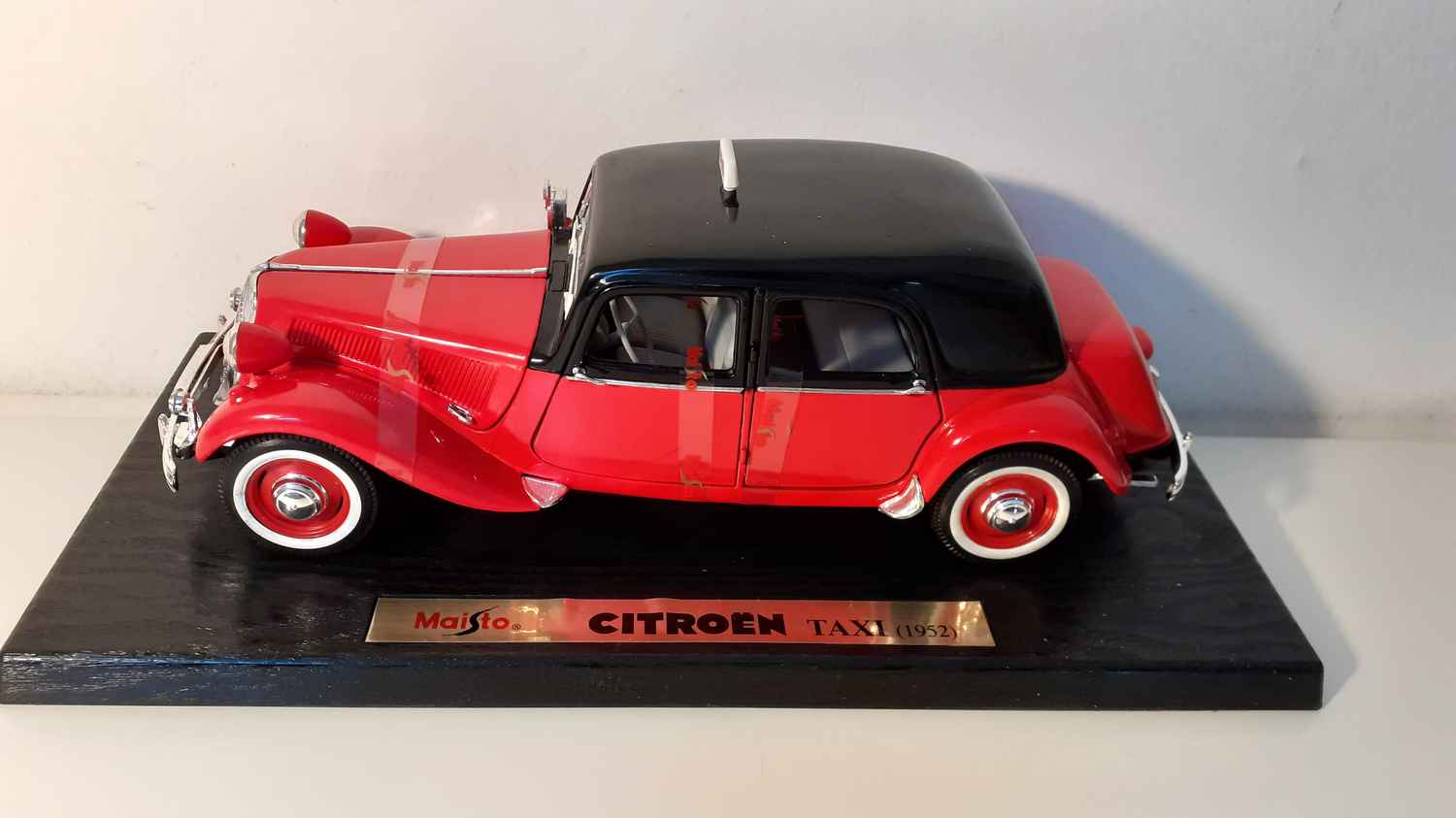 Citroën traction 15 CV 6 cylindres TAXI (échelle 1/18ème)