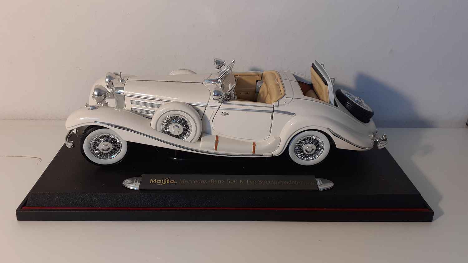 Mercedes-Benz 500 K type Specialroaster beige/crème de 1936 (échelle 1/18ème)