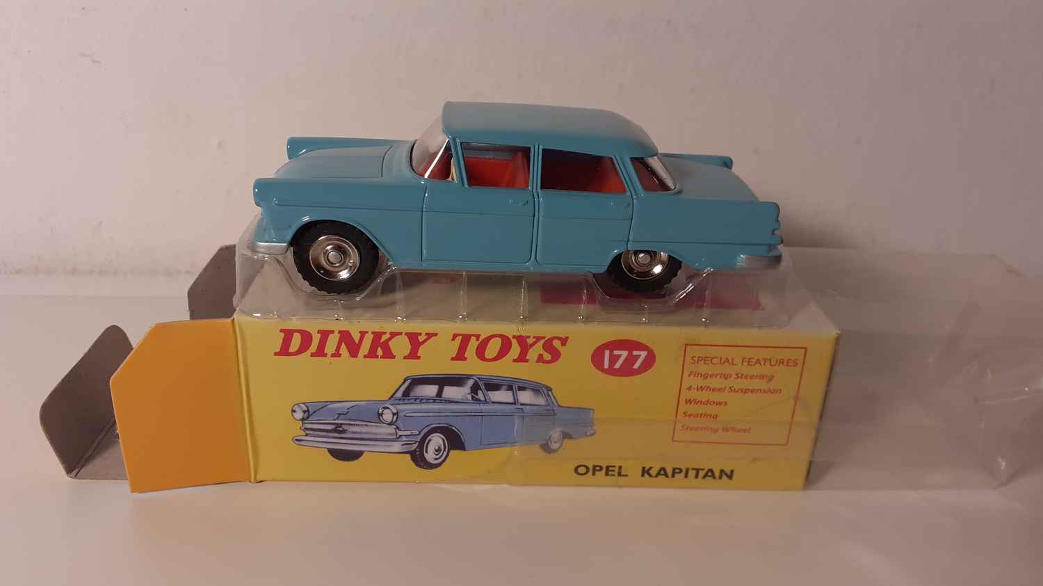 Opel Kapitan bleu ciel Dinky-Toys (Editions Atlas)