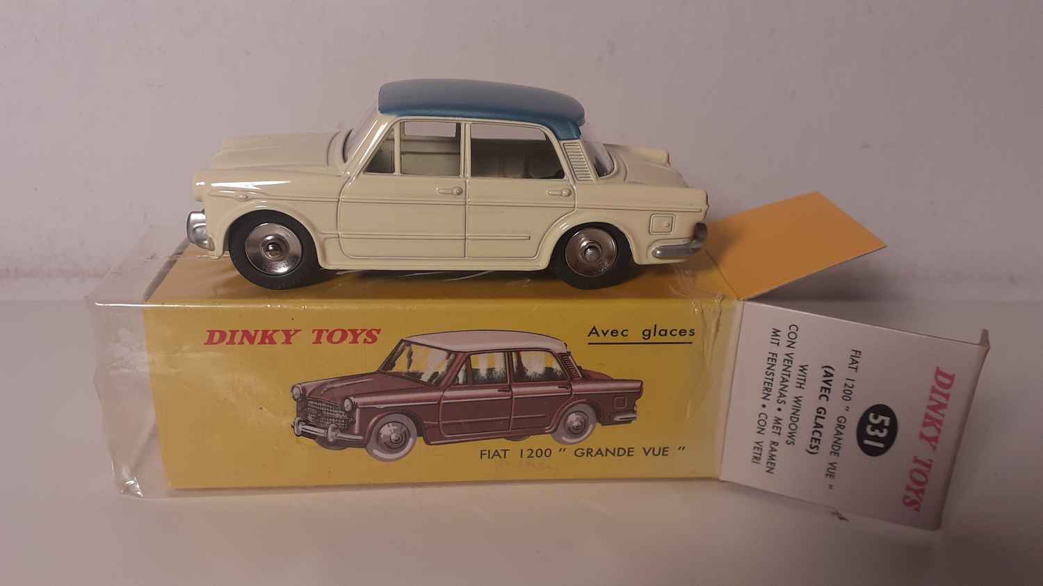 Fiat 1200 "Grande Vue" jaune pâle/beige et toit bleu grisé Dinky-Toys (Editions Atlas)