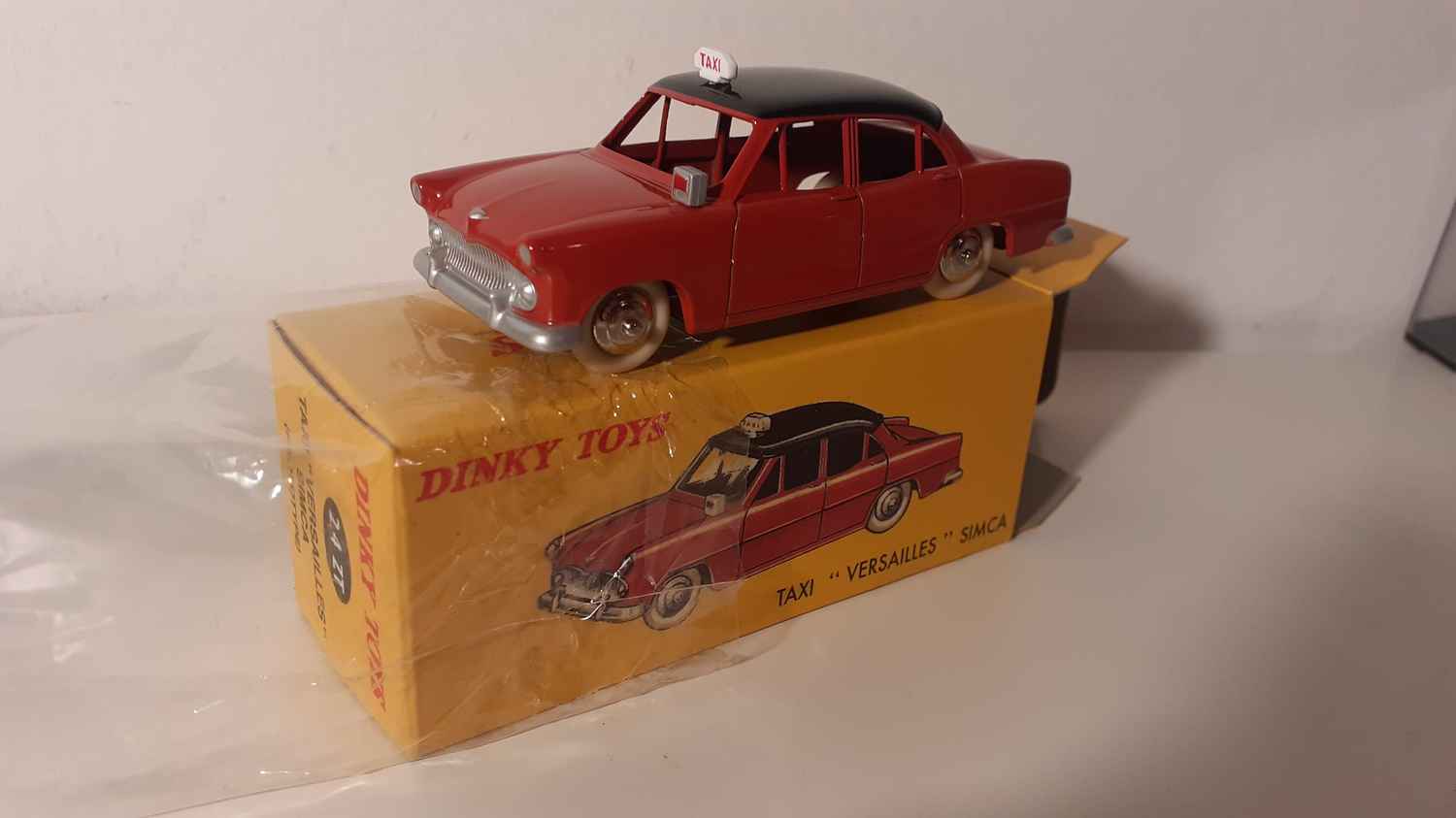 Simca Versailles TAXI rouge foncé et toit noir Dinky-Toys (Editions Atlas)