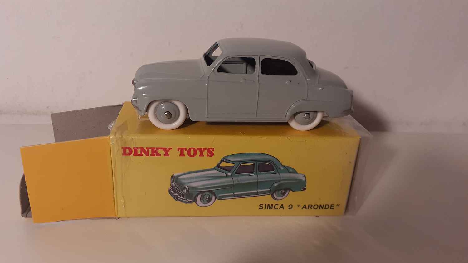 Simca 9 Aronde grise Dinky-Toys (Editions Atlas)