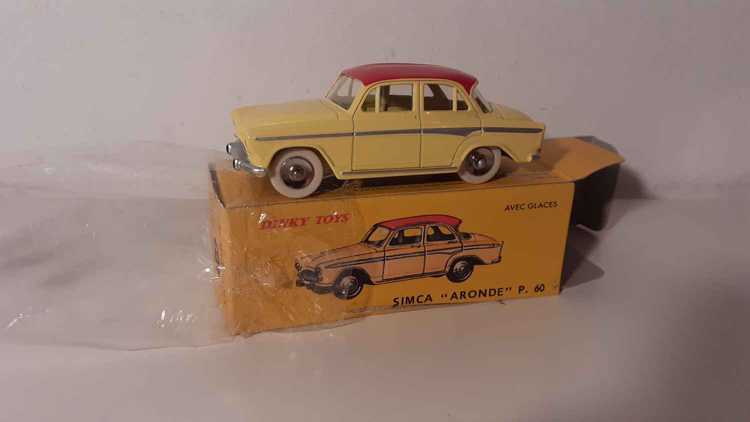 Simca Aronde P60 jaune et toit rouge Dinky-Toys (Editions Atlas)