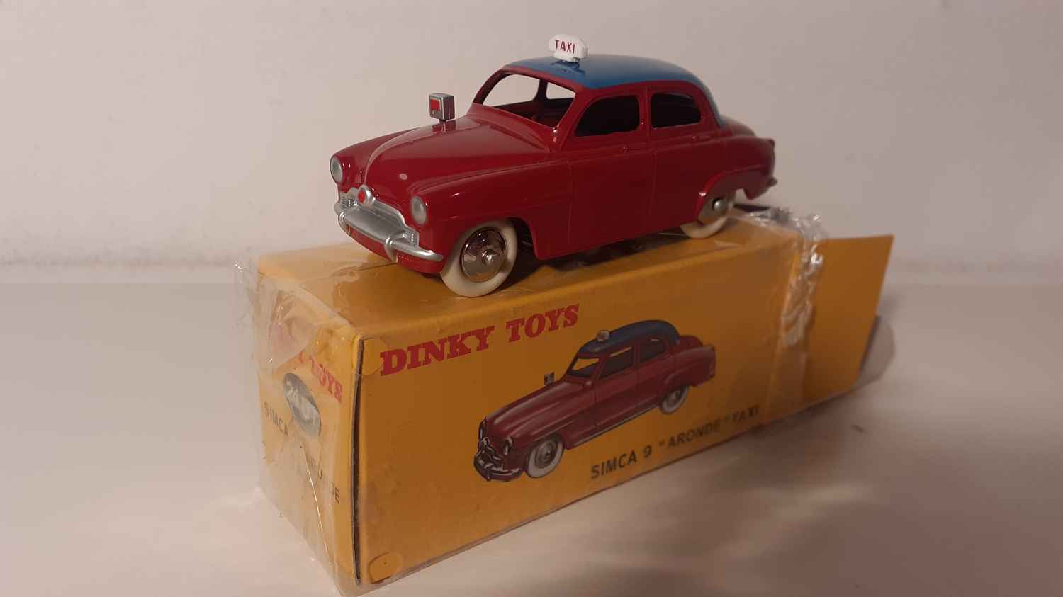 Simca 9 Aronde TAXI rouge foncée et toit bleue Dinky-Toys (Editions Atlas)