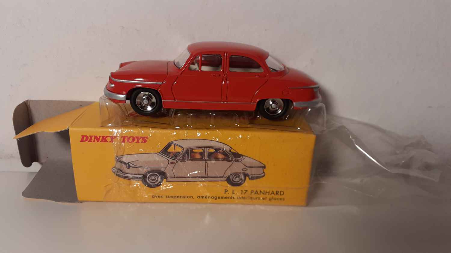 Panhard PL17 rouge orangée Dinky-Toys (Editions Atlas)