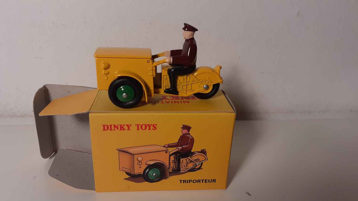 Triporteur jaune Dinky-Toys (Editions Atlas)