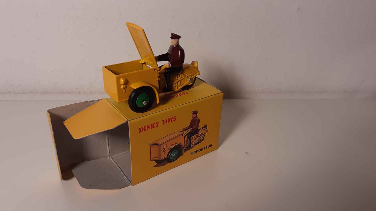 Triporteur jaune Dinky-Toys (Editions Atlas)