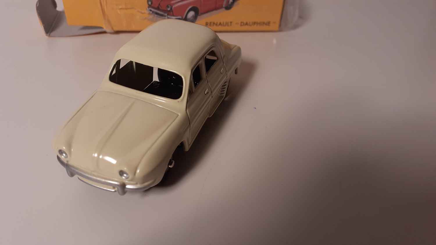 Renault Dauphine couleur crème Dinky-Toys (Editions Atlas)