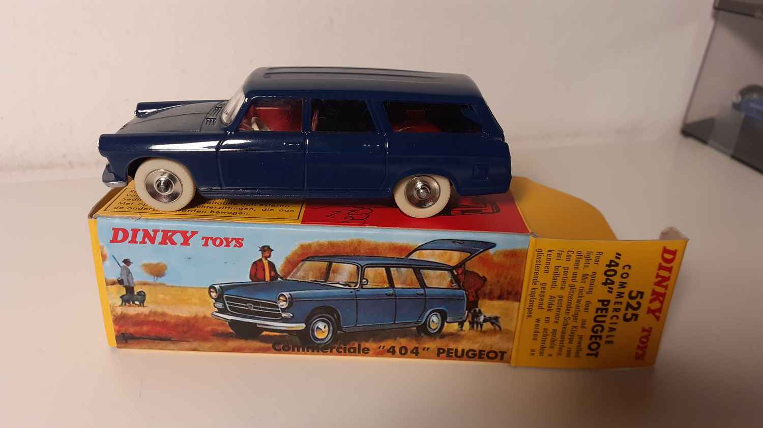 Peugeot 404 commerciale bleue foncée Dinky-Toys (editions Atlas)