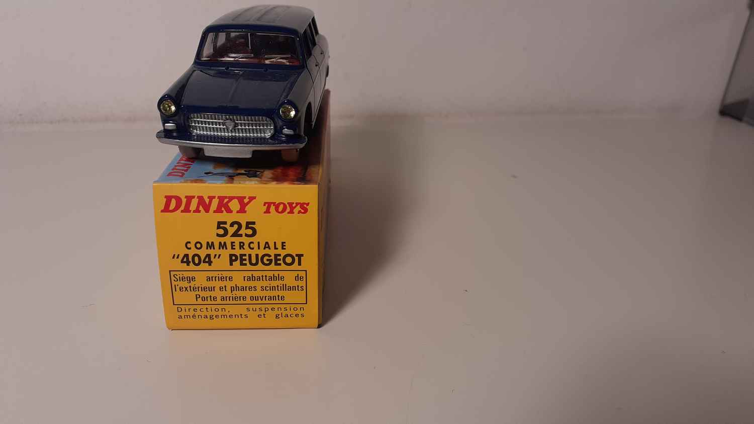 Peugeot 404 commerciale bleue foncée Dinky-Toys (editions Atlas)