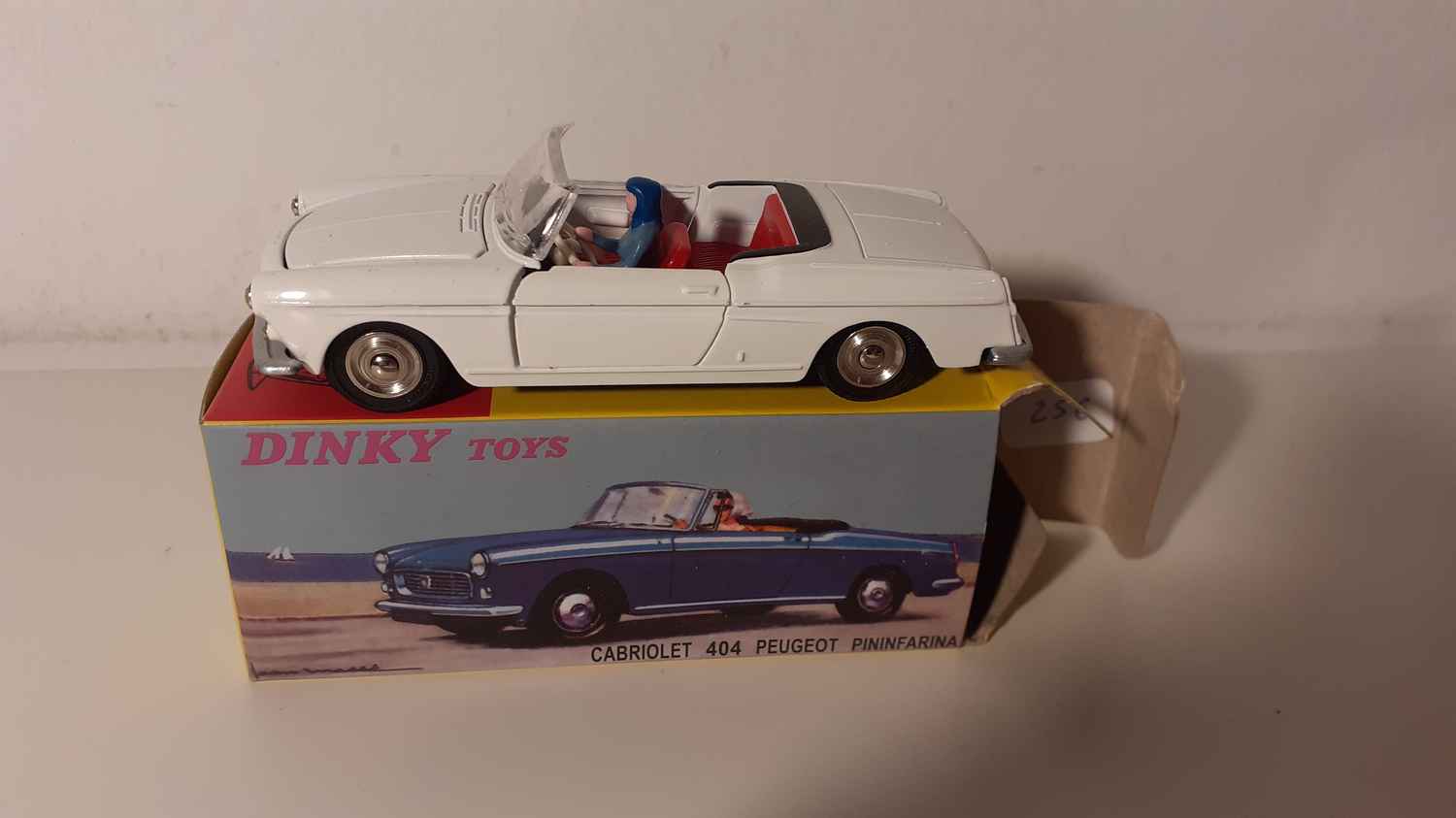 Peugeot 404 PININFARINA blanche Dinky-Toys (Editions Atlas)