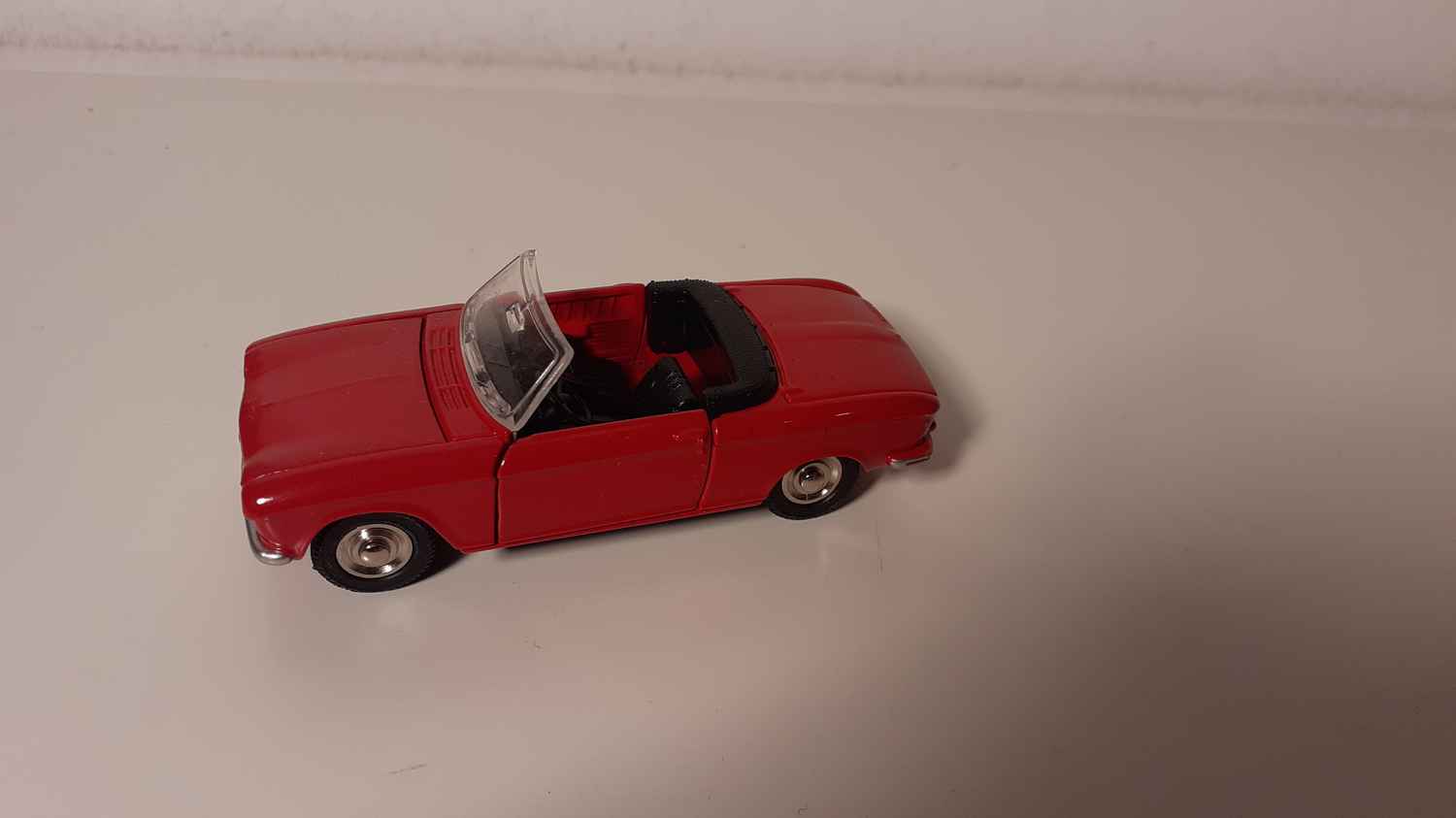 Peugeot 204 cabriolet rouge Dinky-Toys (Editions Atlas)