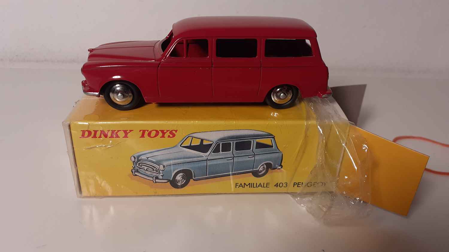 Peugeot 403 familiale bordeaux Dinky-Toys (Editions Atlas)