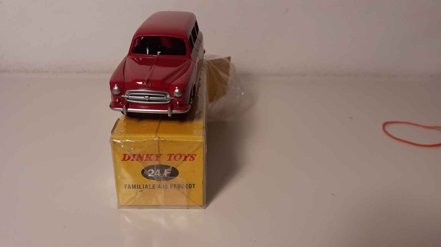 Peugeot 403 familiale bordeaux Dinky-Toys (Editions Atlas)