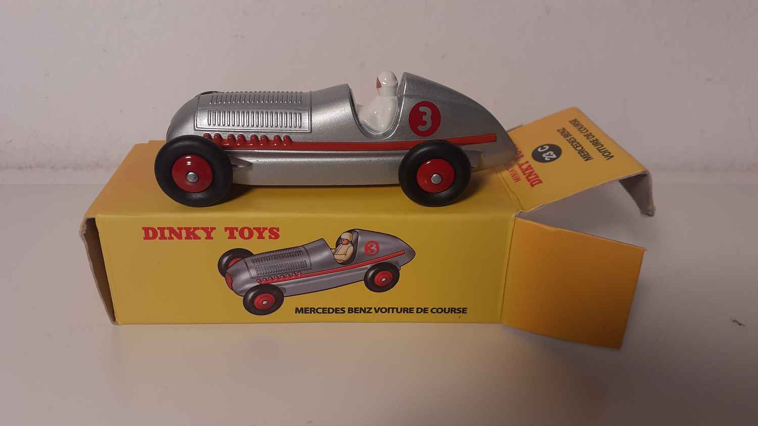 Mercedes Benz grise voiture de course Dinky-Toys (Editions Atlas)