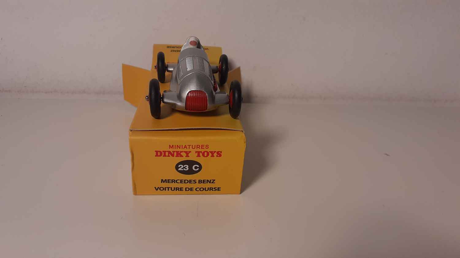 Mercedes Benz grise voiture de course Dinky-Toys (Editions Atlas)