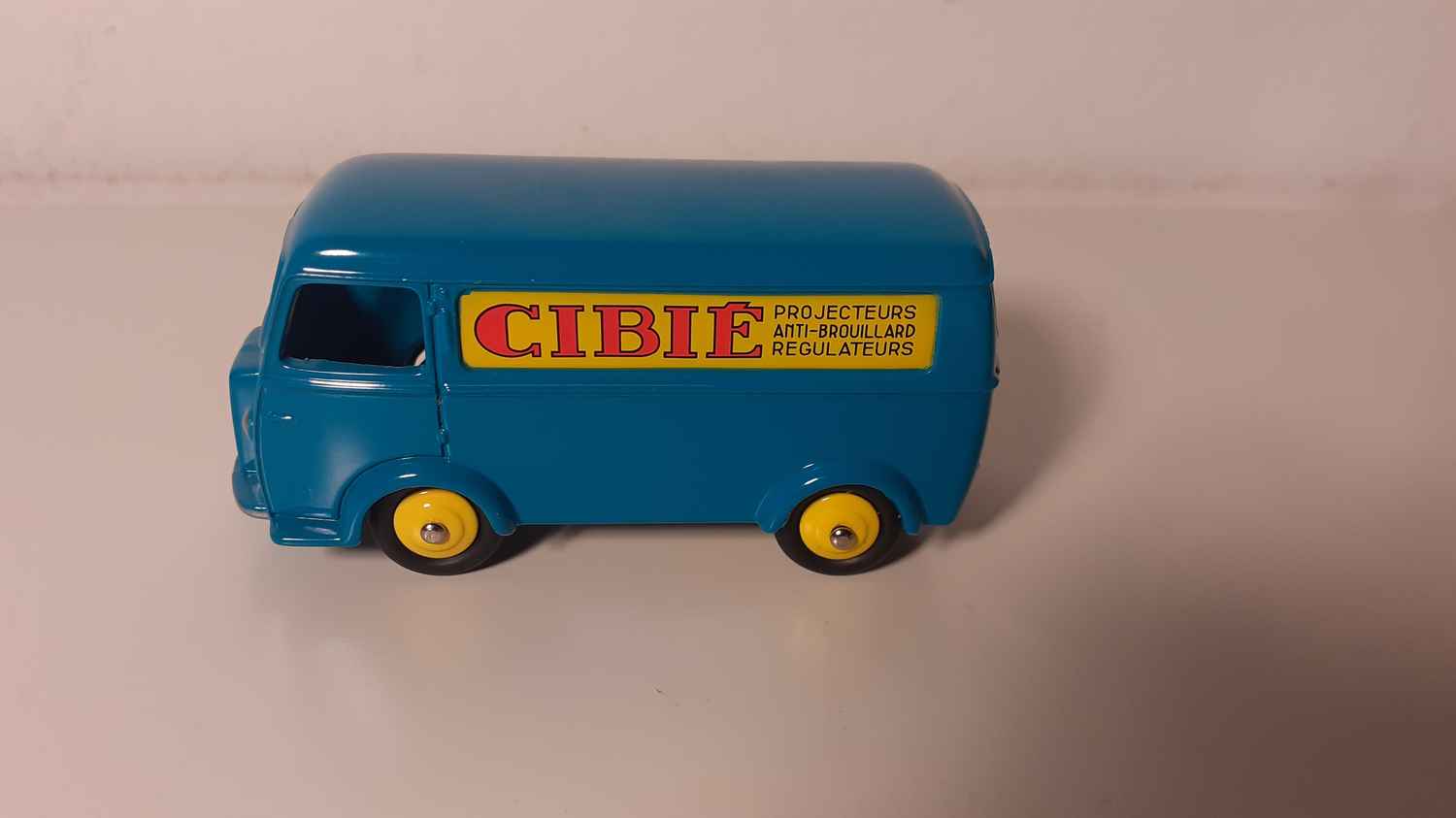 Peugeot D3A bleue avec publicité CIBIE Dinky-Toys (Editions Atlas)