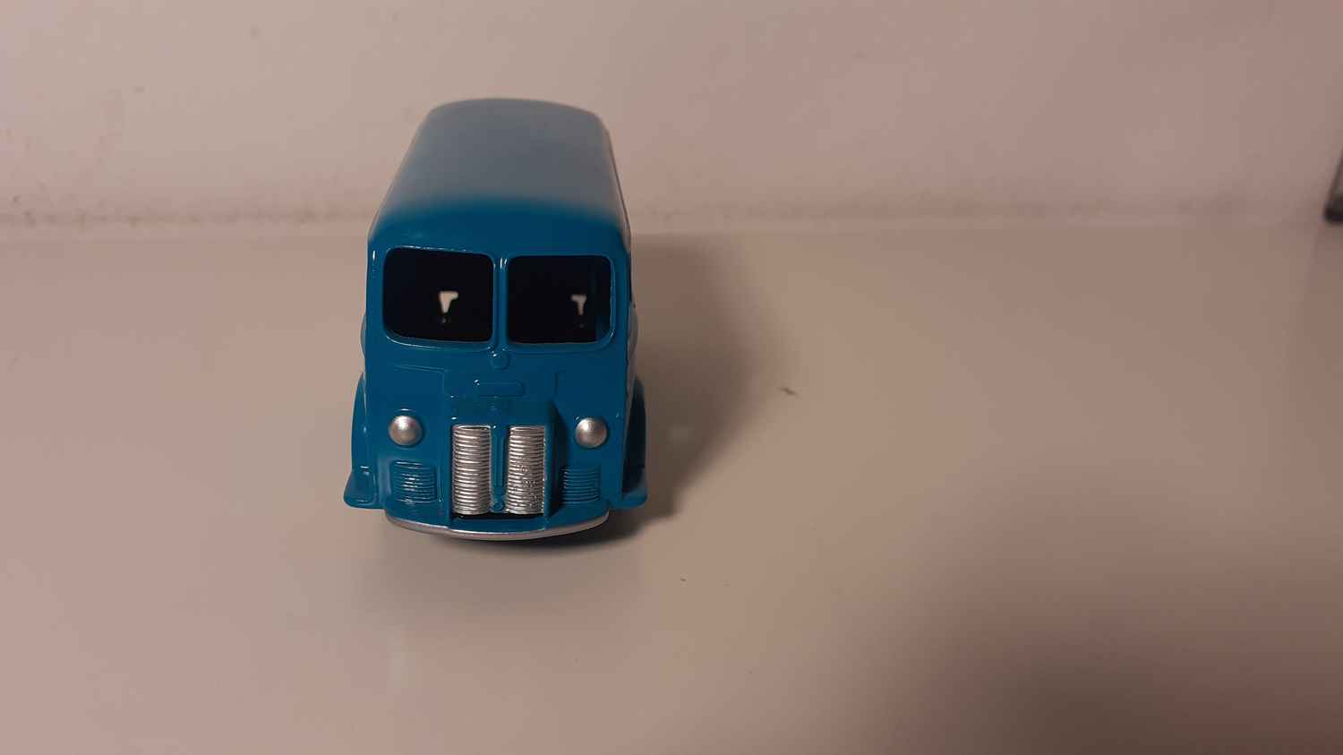 Peugeot D3A bleue avec publicité CIBIE Dinky-Toys (Editions Atlas)