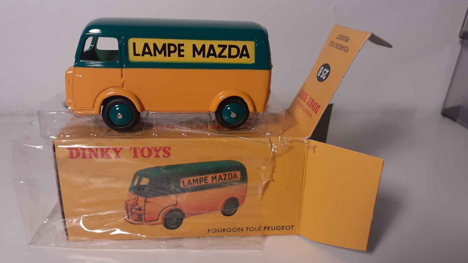 Peugeot D34 avec publicité Mazda Dinky-Toys (Editions Atlas)