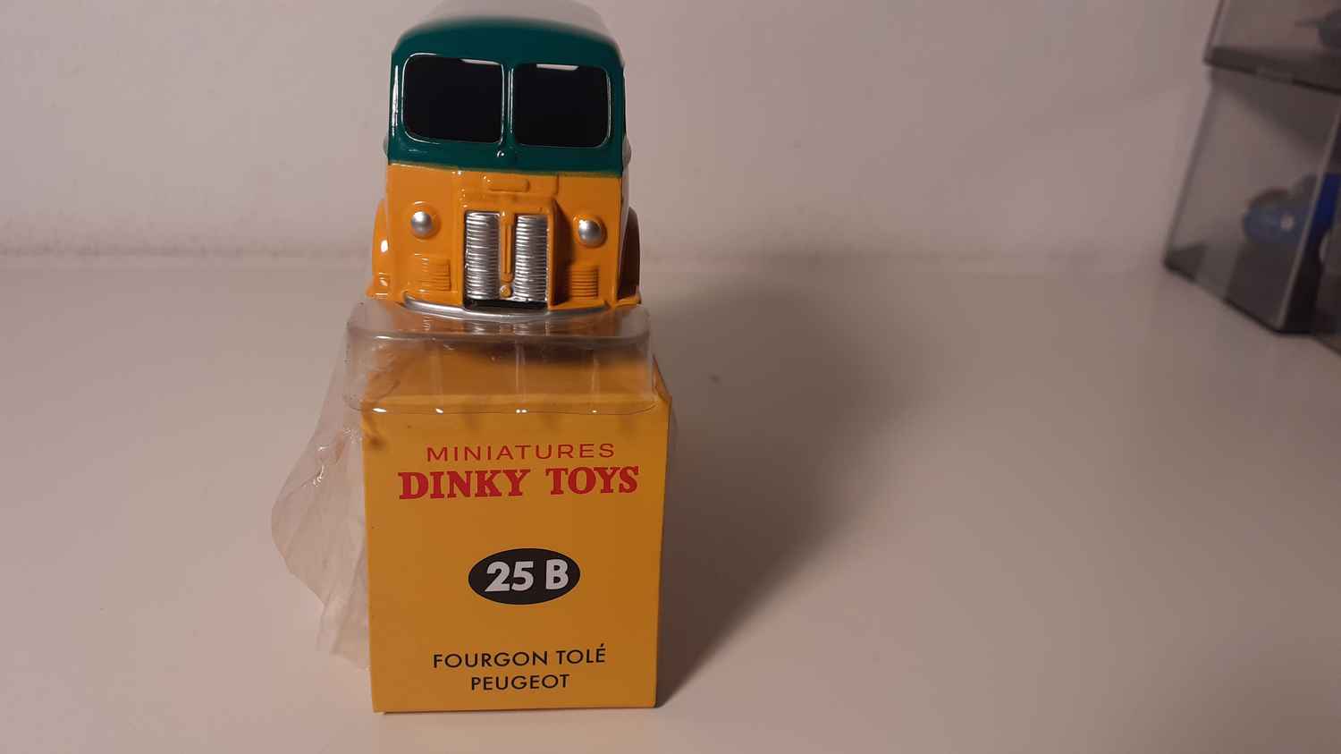 Peugeot D34 avec publicité Mazda Dinky-Toys (Editions Atlas)