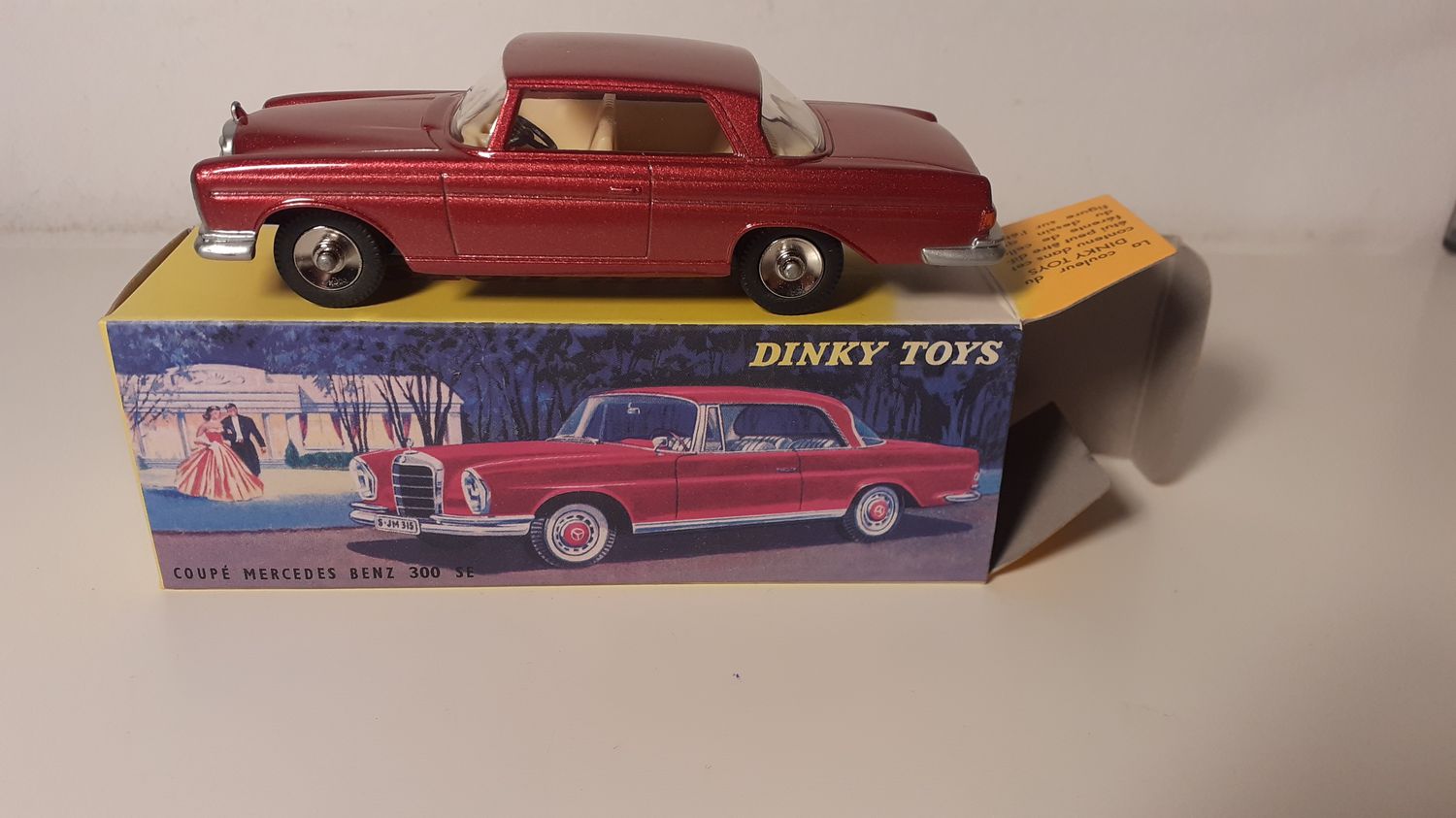 Mercedes-Benz 300 SE coupé rouge foncé/bordeaux Dinky-Toys (Editions Atlas)