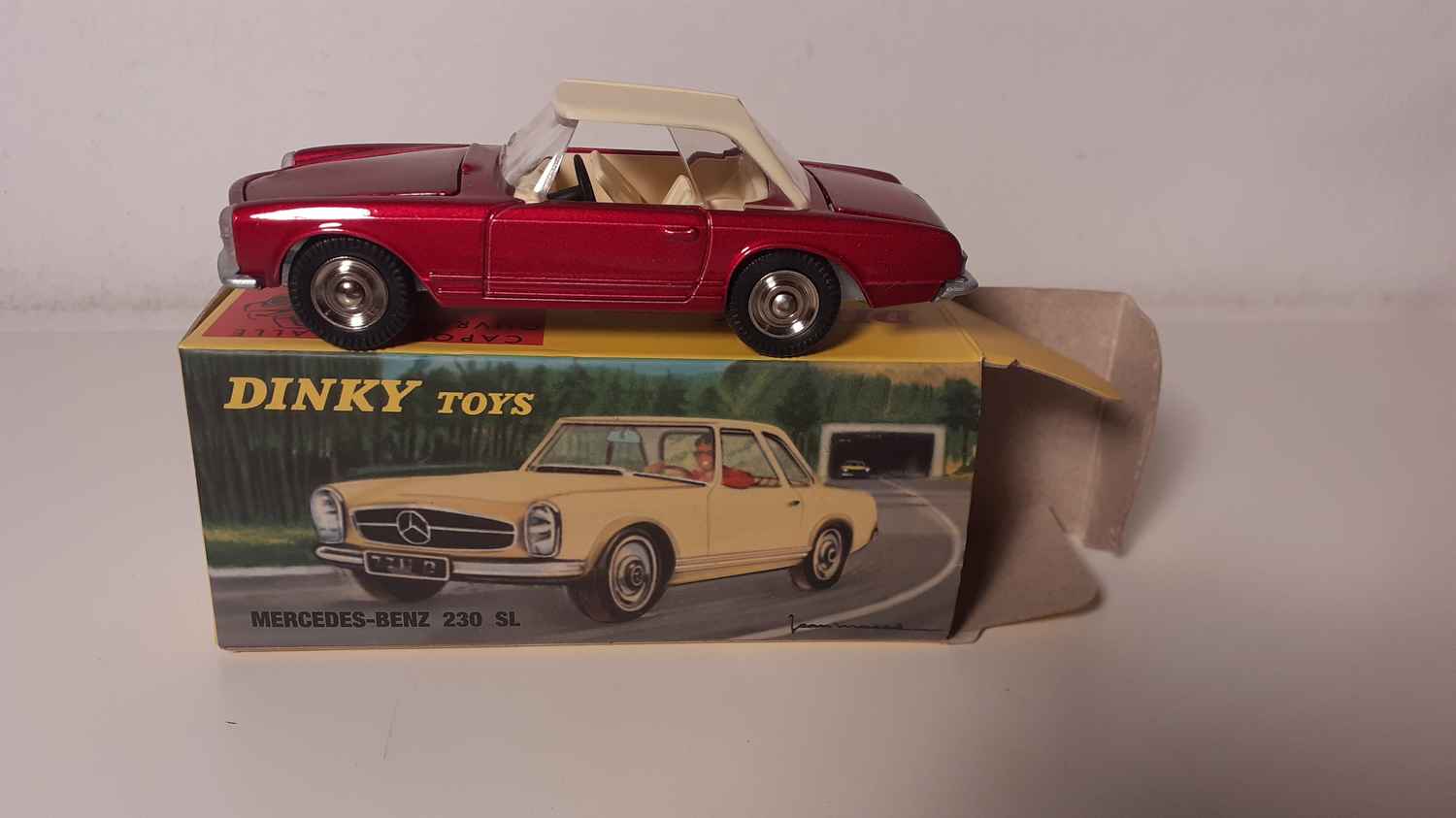 Mercedes-Benz 230SL rouge et toit crème Dinky-Toys (Editions Atlas)