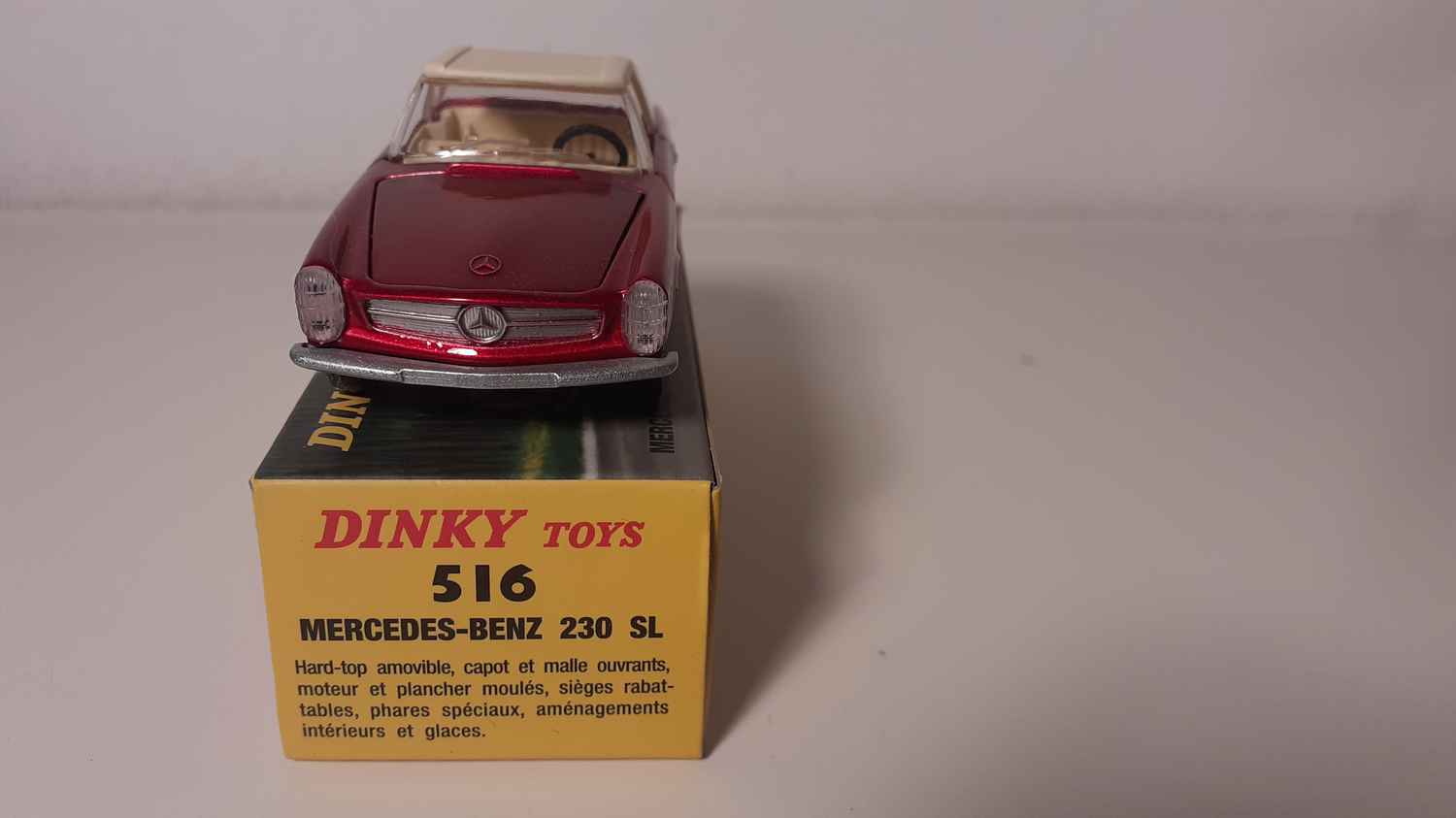 Mercedes-Benz 230SL rouge et toit crème Dinky-Toys (Editions Atlas)