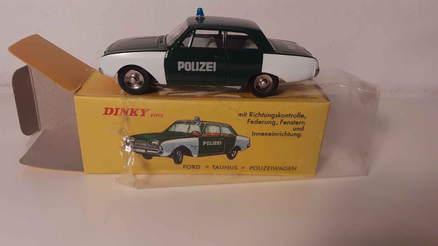 Ford Taunus Polizeiwagen verte et blanche Dinky-Toys (Editions Atlas)