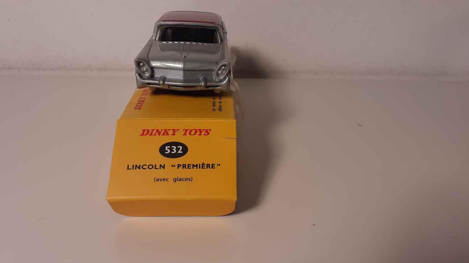 Lincoln Première grise et toit bordeaux) Dinky-Toys (Editions Atlas)