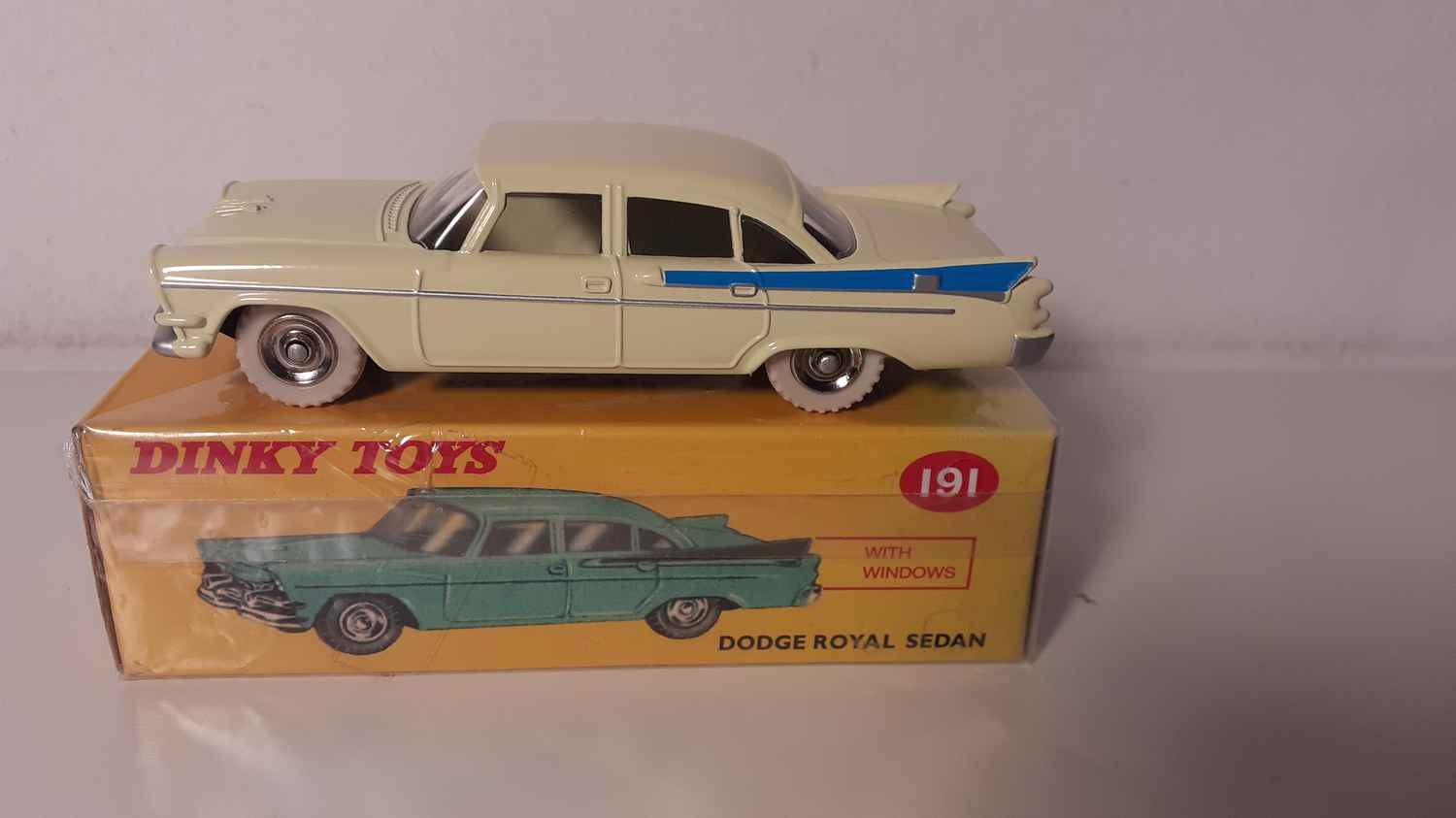 Dodge Royal Sedan jaune pâle/crème Dinky-Toys (Editions Atlas)